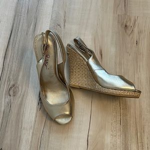 Lilly Pulitzer gold wedge. Size 6.5